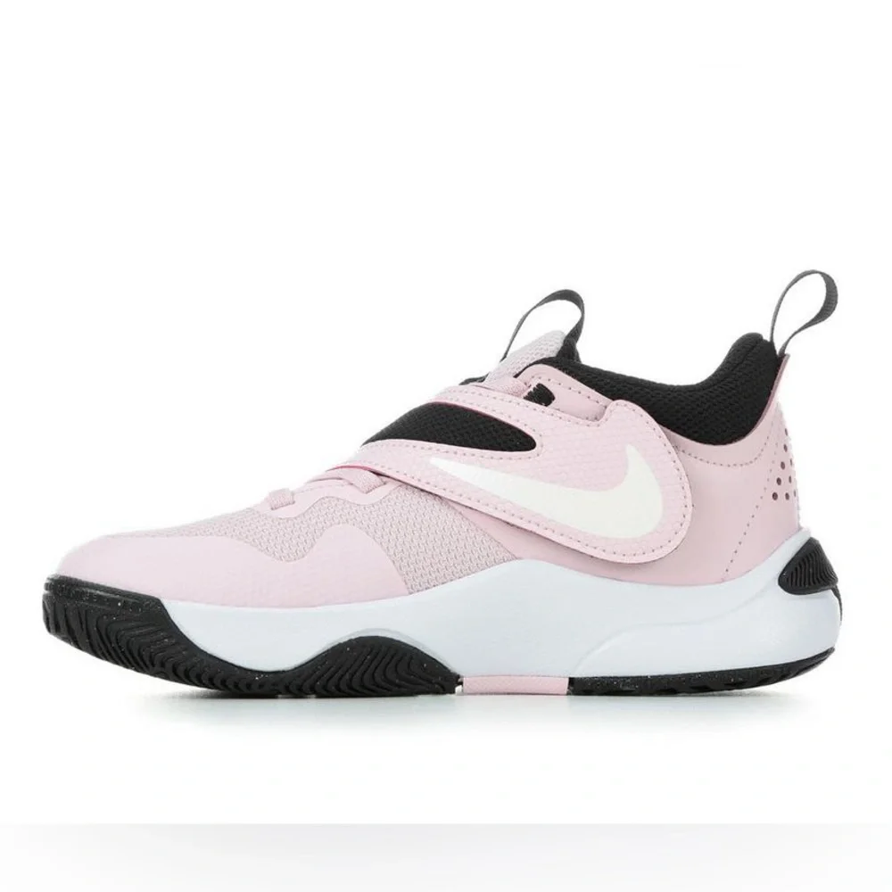 Nike team hustle d11 girls light pink basketball shoes size 2‎ and knee pads